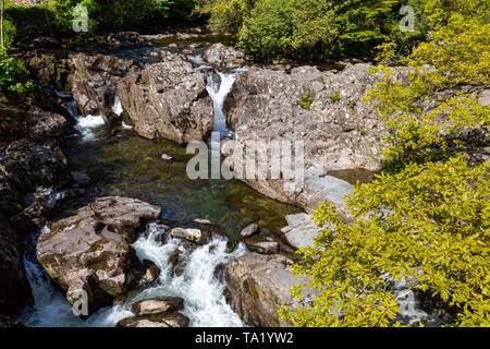 Betws y Coed Conwy Wales Maggio 14, 2019 piccole cascate sul fiume Llugwy come fluisce attraverso il villaggio Foto Stock