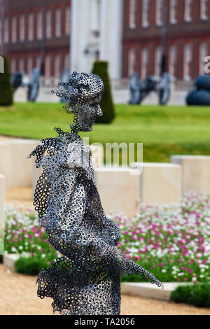 La Normandia reduci presenti presso il D-Day 75 giardino, seduti su 15 plinti in pietra che faccia John Everiss' sculture dei soldati sulle spiagge Foto Stock