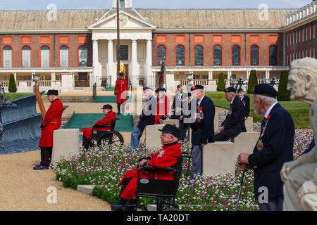 La Normandia reduci presenti presso il D-Day 75 giardino, seduti su 15 plinti in pietra che faccia John Everiss' sculture dei soldati sulle spiagge Foto Stock