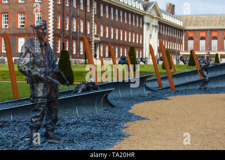 La Normandia reduci presenti presso il D-Day 75 giardino, seduti su 15 plinti in pietra che faccia John Everiss' sculture dei soldati sulle spiagge Foto Stock