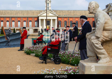 La Normandia reduci presenti presso il D-Day 75 giardino, seduti su 15 plinti in pietra che faccia John Everiss' sculture dei soldati sulle spiagge Foto Stock