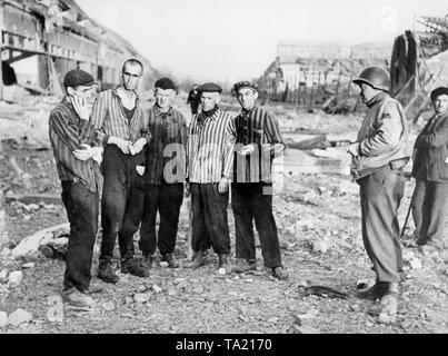 Superstiti del Nordhausen campo di concentramento con un soldato americano dopo la liberazione del campo il 11 aprile 1945. I prigionieri nel campo di concentramento 'Dora a Nordhausen ha dovuto partecipare alla produzione di VI e VII missili in fabbriche sotterranee. Foto Stock