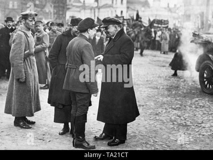 Vladimir Ilyich Lenin colloqui con W.M. Zagorsky, il segretario del comitato di Mosca del Partito comunista, durante la manifestazione del 01.05.1919 sulla Piazza Rossa di Mosca. Foto Stock