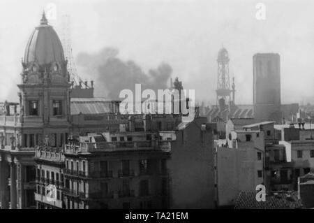 Foto di Barcellona dopo una nazionale spagnolo di bombardamento poco prima dell'invasione della capitale della Catalogna dal generale Franco, le truppe del 27 gennaio, 1939. In fondo è una colonna di fumo. Foto Stock