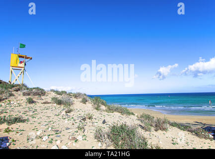 Legno giallo torre di avvistamento per il bagnino di salvataggio sulla spiaggia nelle isole Canarie Foto Stock
