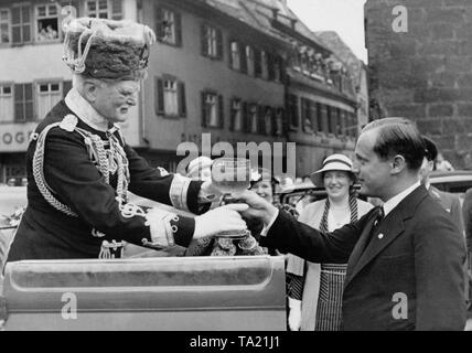 Maresciallo di Campo August von Mackensen (sinistra) in un uniforme del Danzig morte la testa ussari riceve una coppa di vino dal primo sindaco. Foto Stock