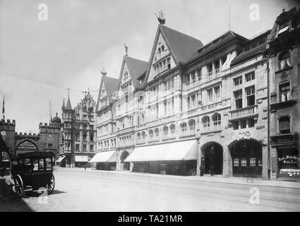 Vista la Karlstor (sulla sinistra) in Neuhauser Street a Monaco di Baviera, Germania. A destra di fronte alla Karlstor l'Hotel 'Tedesco Hof", in mezzo il department store Oberpollinger, circa 1900 Foto Stock