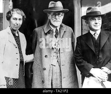 Lo psicoanalista Sigmund Freud (1856-1939) e sua moglie Martha Bernays nel 1938 a Londra. Foto Stock