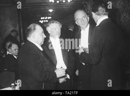 Il segretario di Stato Walter Funk, attore Werner Krauss, presidente del Reichsfilmkammer Fritz Scheuermann e attore Mathias Wieman nella conversazione a Film palla in Berlino. Foto Stock