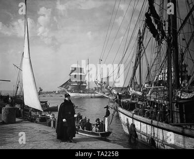 Philips Holmes come Bellini in 'Casta Diva", diretto da Carmine Gallone, UK / Italia 1935. Una barca a remi conduce i passeggeri a bordo di una grande nave a vela prima della partenza. Foto Stock