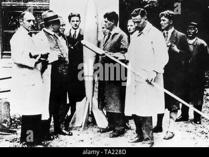 Razzo tedesco gli scienziati sul campo d'aviazione Reinickendorf di Berlino. La foto mostra: estrema sinistra Rudolf Nebel e il dottor Ritter come pure Kurt Heinrich (quarta da sinistra), lungo con Hermann Oberth, proprio di fronte, Klaus Riedel e dietro di lui Wernher von Braun. Foto Stock