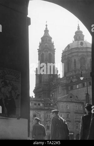 Vista della chiesa di San Nicola a Praga. Nella parte inferiore della foto, i soldati tedeschi. Poiché l'occupazione nel 1939, vi sono stati molti soldati tedeschi del Protettorato di Boemia e Moravia. Foto Stock