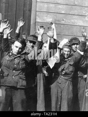 Tedesco soldati della Wehrmacht arrendersi al Castello di Praga il 8 maggio. 1945. Foto Stock