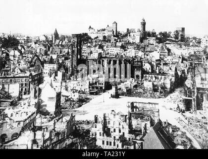 Nuernberg, 1945, vista è da St. Lorenz chiesa verso il castello, il 2 gennaio 1945, il centro medievale della città è stata sistematicamente bombardato dalla Royal Air Force e gli Stati Uniti Army Air Forces e circa novanta percento di fu distrutto in una sola ora, con 1.800 abitanti uccisi e circa centomila sfollati. Nel febbraio 1945, ulteriori attacchi seguiti, Foto Stock