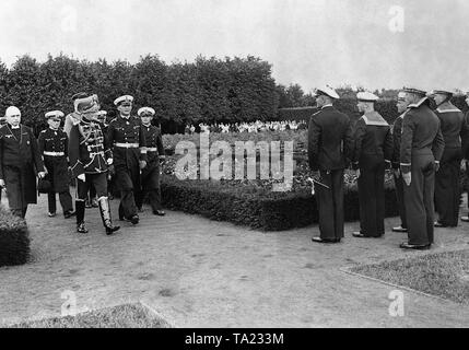 Maresciallo di Campo August von Mackensen (terza da sinistra) nell'uniforme del Danzig morte la testa ussari visita il cimitero di onore in Wilhelmshaven per onorare i marines caduti della Prima Guerra Mondiale. In primo piano vi è un onore delegazione della marina militare, in background si possono vedere le tombe dei Ehrenfriedhof (onore cimitero). Foto Stock