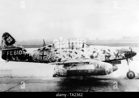 Jet fighter - Messerschmitt Me 262 con l'ID FE 610, qui un combattente di notte con un radar antenna (antenna di Lichtenstein) sul naso. La foto è stata scattata dopo la presa in consegna del motore dagli Alleati. Foto Stock