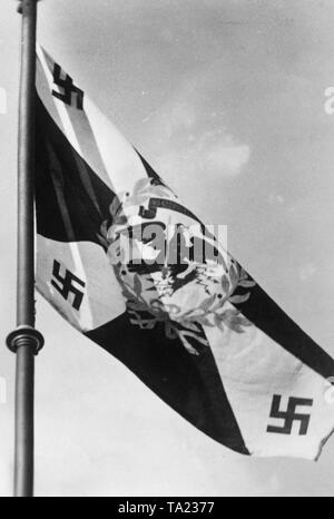 Lo standard utilizzato da Hermann Goering prussiano come Primo Ministro. Qui, il lato sinistro con la versione nazista di il prussiano stemma nel centro e una svastica in ogni angolo(la colorazione in bianco e nero, solo alcuni elementi di colore dell'Aquila). Foto Stock