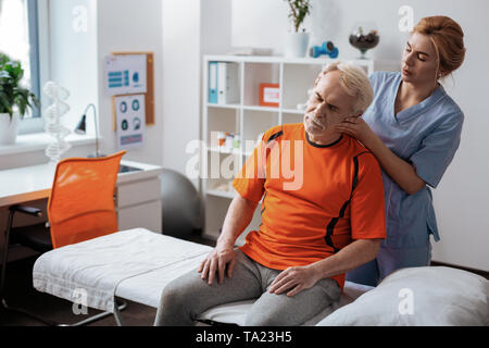 Nizza uomo senior ricezione professionale di massaggio della testa Foto Stock