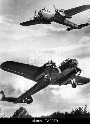 Illustrazione del combattente di due tipi di aereo Dornier Do 215 (sopra) con la registrazione civile D-AFFY e Dornier Do 17 (sotto). Foto Stock