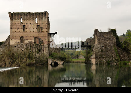 Torre Medievale e il ponte di Valeggio Italia Foto Stock