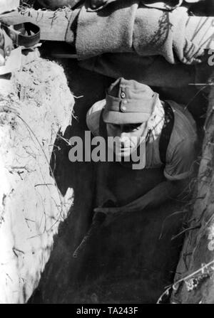 Un soldato Volkssturm e il veterano della Prima Guerra Mondiale in trincea sul Fronte Orientale in autunno di 1944th Foto Stock