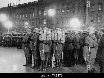 Reichswehr soldati sono giurato-in su Adolf Hitler personalmente, come fu possibile dopo la morte di Paolo di Hindenburg (indicata con il nastro nero). Foto Stock