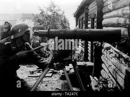 Un tedesco photo reporter ha posizionato un telephote nel coperchio di una casa per scattare foto della battaglia. Foto: corrispondente di guerra Siedel Foto Stock