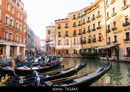 Venezia, Italia - 9 Maggio 2019: gondole in stazione gondola nel Bacino Orseolo davanti ad un hotel di lusso a Venezia, Italia Foto Stock