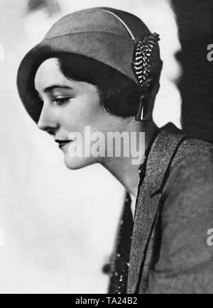 Ritratto di una donna che indossa il cappello con giù dal 1930s. Foto non datata. Foto Stock