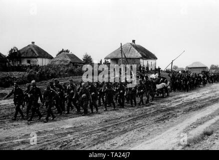 La fanteria tedesca sull'anticipo verso est sulla strada di un paese attraverso un villaggio vicino Volchansk. Essi marzo nelle loro posizioni per la grande offensiva di operazione "Blue", che doveva iniziare il 28 giugno, 1942 in direzione di Stalingrado. Corrispondente di guerra: Weber. Foto Stock