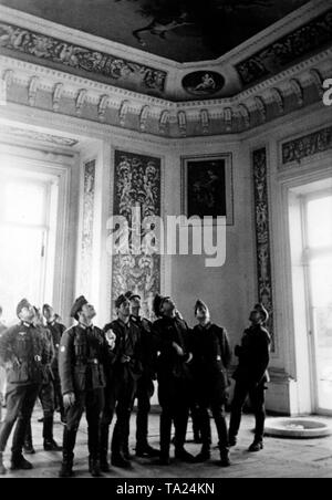 Ufficiali di spagnolo visita il interni ornati di Gatchina nel castello la città con lo stesso nome (poi Krasnogwardeisk). Foto di Propaganda Company (PK): corrispondente di guerra Hansen. Foto Stock