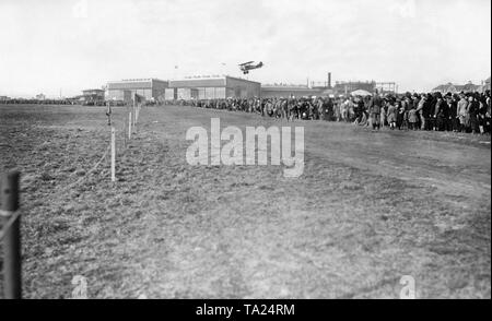 Un biplano atterra sul airfield Berlin-Staaken durante un volo al giorno Foto Stock