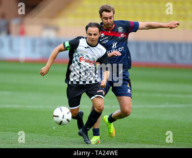 Felipe Massa (sinistra) durante i driver partita di calcio allo Stadio Louis II Stadium, Monaco. Foto Stock