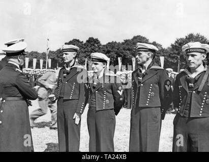 Il Grand Ammiraglio Erich Raeder (sinistra) onori marinai (marinai di liberazione") dell'incrociatore tedesco 'Deutschland' della Kriegsmarine, che ha combattuto nella Guerra Civile Spagnola, in Doeberitz vicino a Berlino il 5 giugno 1939. In background, un fotografo fluttua attraverso l'immagine. Foto Stock