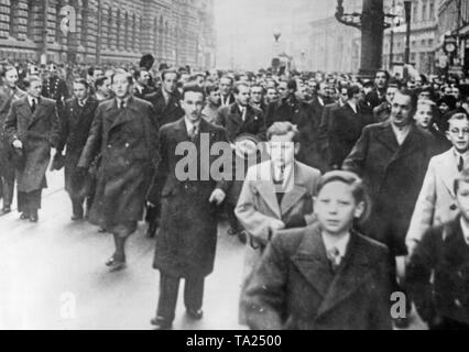 Anti- dimostrazione tedesco degli studenti dell'Università di Praga di fronte tedesco del Teatro Nazionale di Praga (probabilmente il 1930s). Foto Stock