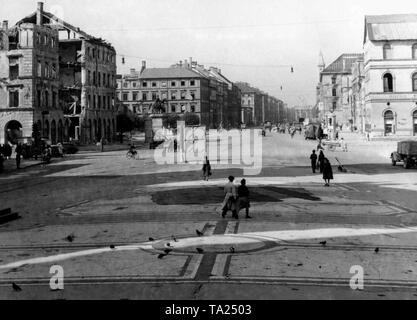 Nel 1816, il Re Ludwig ho commissionato l'architetto Leo von Klenze per progettare la Ludwigstrasse e una piazza centrale, che doveva rendere più sontuoso il modo dalla Residenz su Fuerstenweg (oggi Brienner Strasse) per il Palazzo di Nymphenburg. La Feldherrnhalle è una loggia classicista all'estremità meridionale del Odeonsplatz. Per la costruzione del Feldherrnhalle (dal 1841 al 1844), che ha avuto il modello della Loggia dei Lanzi a Firenze, Re Ludwig ho commissionato Friedrich von Gaertner. Foto Stock