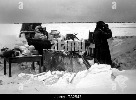 In un campo aperto, vicino alla città di Mzensk, i soldati tedeschi hanno eretto una macchina-gun stand. Entrambi i soldati guardare i loro dintorni attraverso i loro telescopi. (PK foto: corrispondente di guerra Lachmann / La foto è fortemente ritoccate). Foto Stock