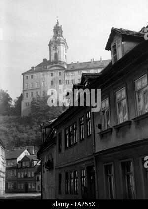 La vista dal borgo di Rudolstadt sul Heidecksburg nella Foresta Turingia. Ex residenza dei principi di Schwarzenburg-Rudolstadt. Foto Stock