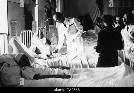 Foto italiano del principe ereditario Umberto (1946, come Umberto II ultimo re d'Italia, in bianco uniforme) visitando soldati feriti dalla guerra civile spagnola in un ospedale di Napoli, Campania. Foto Stock