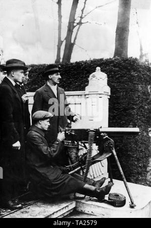 Durante il mese di gennaio rivolta nel 1919, rivoluzionari armati con un Maschinengewehr 08 mitragliatrice, spostare al loro posti nella Siegesallee a Berlino. Foto Stock