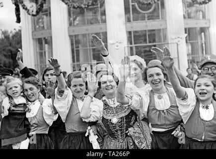 Un gruppo di donne allegramente riceve Adolf Hitler in Cheb il 3 ottobre 1938, mentre si sta guidando attraverso il Sudetenland occupato. Foto Stock