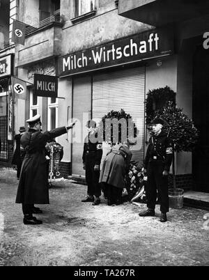 Di fronte alla casa in 27 Wagnitzstrasse (ora Utrechtstrasse), membri della Gioventù Hitleriana sono azienda guardia d'onore al deathplace di Walter Wagnitz, che fu assassinato il 1 gennaio 1933. Il leader di Berlino, HJ Artur Axmann, è la posa di una corona in sua memoria. Foto Stock