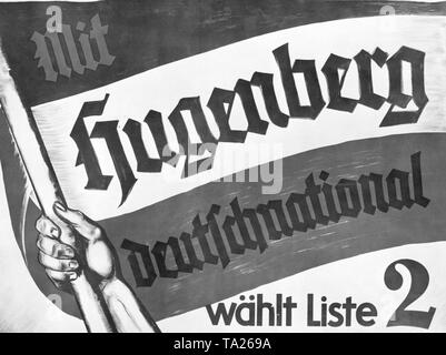 Un cartellone elettorale del DNVP (nazionale tedesco del Partito popolare) per il Reichstag elezioni del settembre 1930 mostra l'hand-held nero-bianco-rosso della bandiera dell'impero, sul quale queste parole sono da leggere: "Con Hugenberg nazionale tedesco di'. Foto Stock