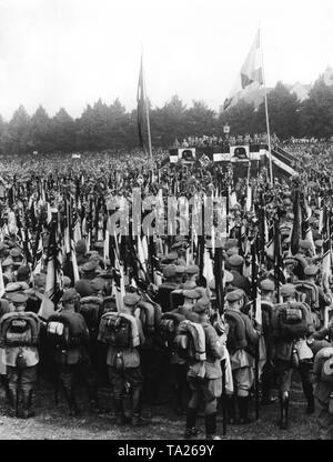 Vista del rally del Stahlhelm presso il Maschsee ad Hannover durante il discorso del Stabchef (Capo del Personale) del SA, Ernst Roehm. Foto Stock