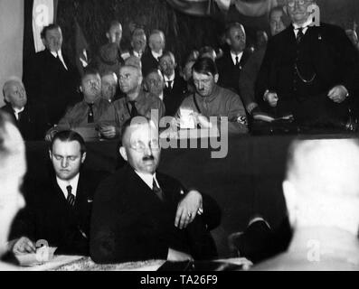 Wilhelm Frick, Adolf Hitler e Alfred Hugenberg (centro, da sinistra a destra) all'evento fondante della Harzburg anteriore. Foto Stock