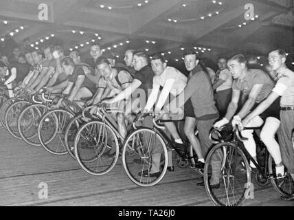 Inizio della Sei Giorni di Berlino in Berlin Sportpalast. Foto Stock