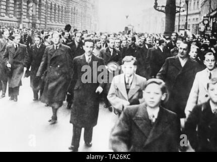 Gli studenti dimostrano contro la minoranza tedesca di fronte tedesco del Teatro Nazionale di Praga. Dal 1918, ci sono stati conflitti tra il Czechoslovaks e i Sudeti minoranza tedesca. Foto non datata, intorno al 1930. Foto Stock