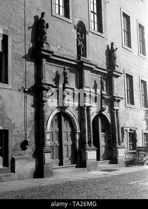 Vista del portale nel cortile del castello di Heidecksburg a Rudolstadt nella Foresta Turingia. Ex residenza dei principi di Schwarzenburg-Rudolstadt. Foto Stock