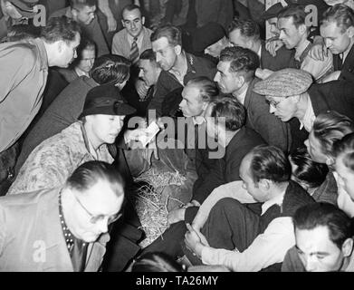 I giornalisti provenienti dall'estero chiedere Sudeti rifugiati tedeschi domande circa le loro esperienze durante la loro fuga. Nel corso della crisi Sudetenland, molti tedeschi dei Sudeti fuggire verso il Terzo Reich. Foto Stock