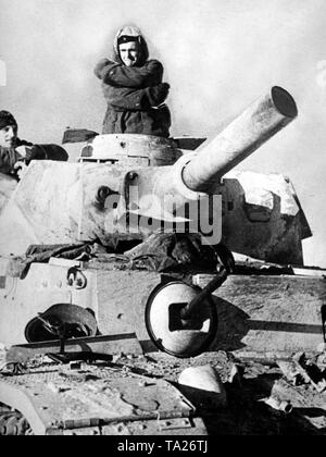 L'equipaggio di un carro armato da combattimento (presumibilmente Panzer III) tenta di tenere caldo a temperature sotto zero. Foto di Propaganda Company (PK): corrispondente di guerra Lessmann. Foto Stock